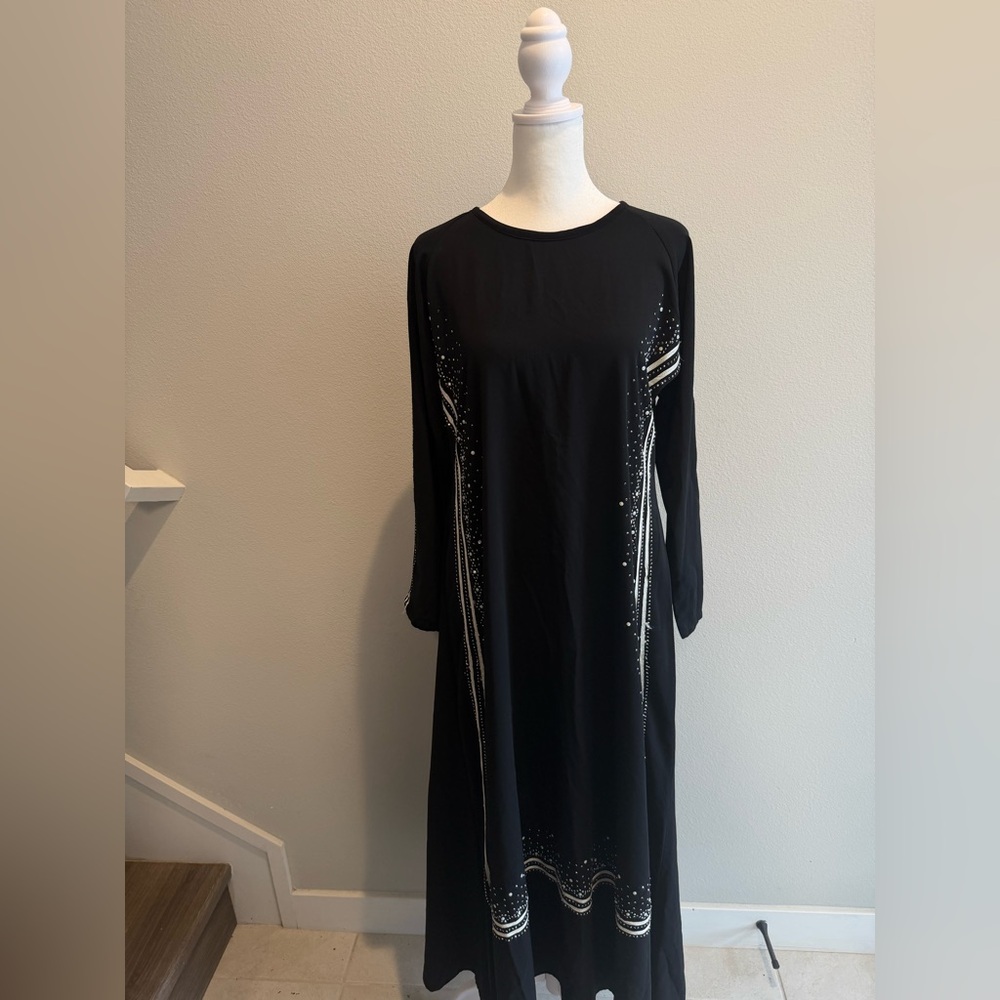 Black closed abaya with white embellishment detailing - Picture 3 of 6